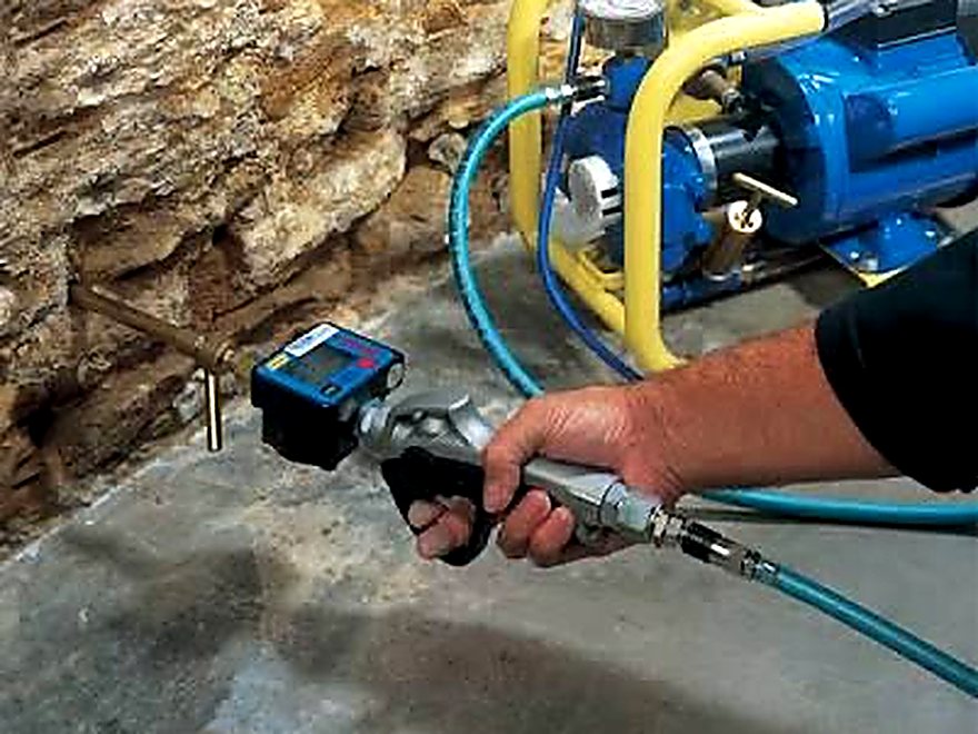 Injection de résine hydrofuge à la pompe dans un mur en pierre