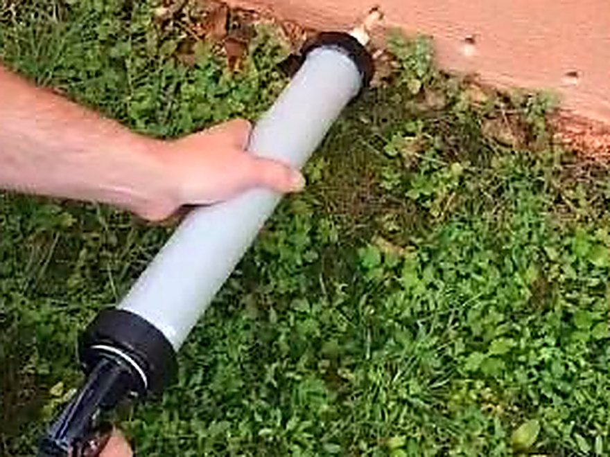 Injection lente de résine dans un perçage en pied de mur